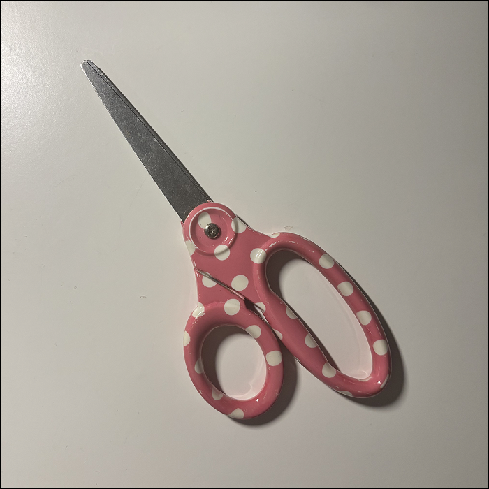 The sound of opening and closing a pair of scissors.
