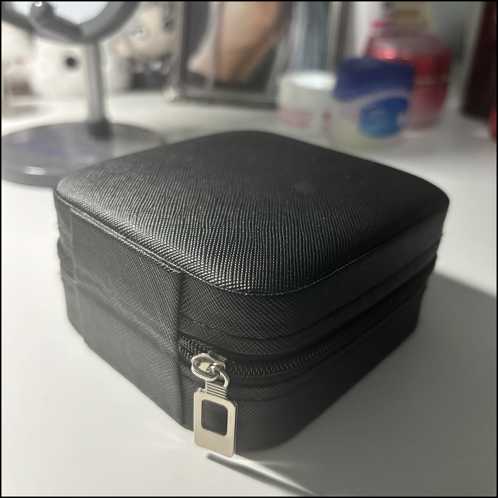 The sound of closing the zipper of the jewelery box.